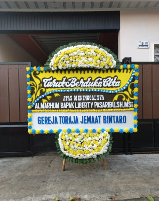Papan Bunga Duka di Tolikara